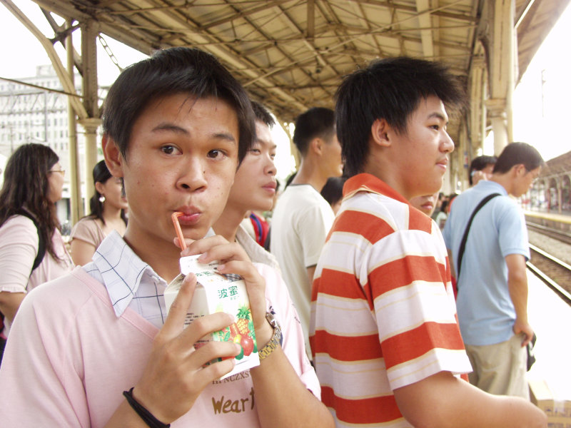 月台交談的旅客2005台中火車站台灣鐵路旅遊攝影