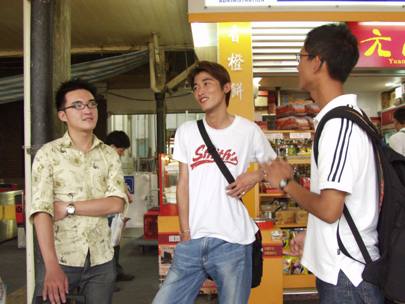 月台交談的旅客2005台中火車站台灣鐵路旅遊攝影