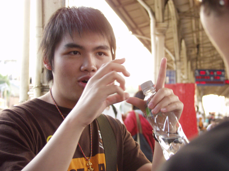 月台交談的旅客2005台中火車站台灣鐵路旅遊攝影