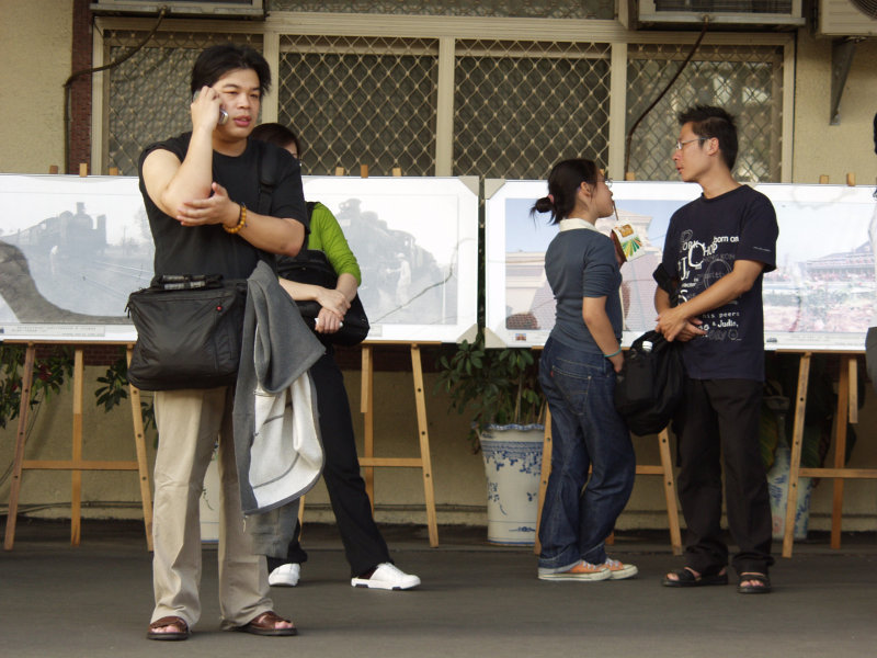 月台交談的旅客2005台中火車站台灣鐵路旅遊攝影