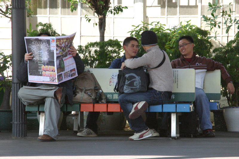 月台交談的旅客2006台中火車站台灣鐵路旅遊攝影