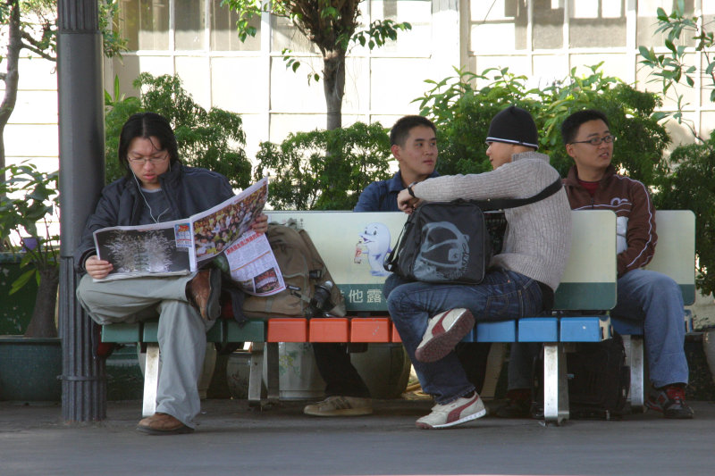 月台交談的旅客2006台中火車站台灣鐵路旅遊攝影