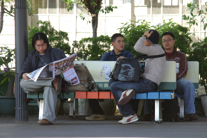 月台交談的旅客2006台中火車站台灣鐵路旅遊攝影