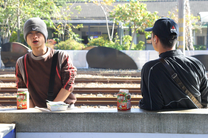 月台交談的旅客2006台中火車站台灣鐵路旅遊攝影