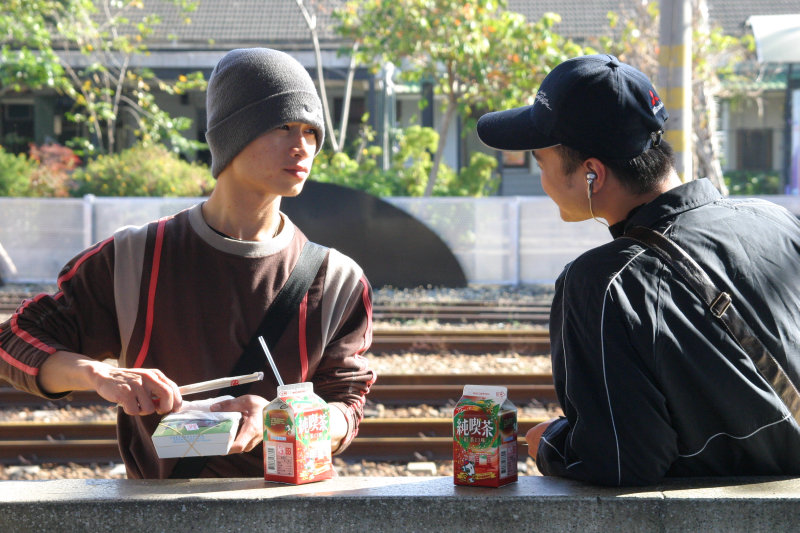 月台交談的旅客2006台中火車站台灣鐵路旅遊攝影