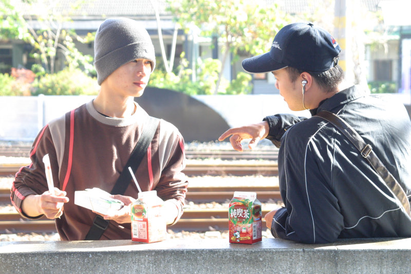 月台交談的旅客2006台中火車站台灣鐵路旅遊攝影