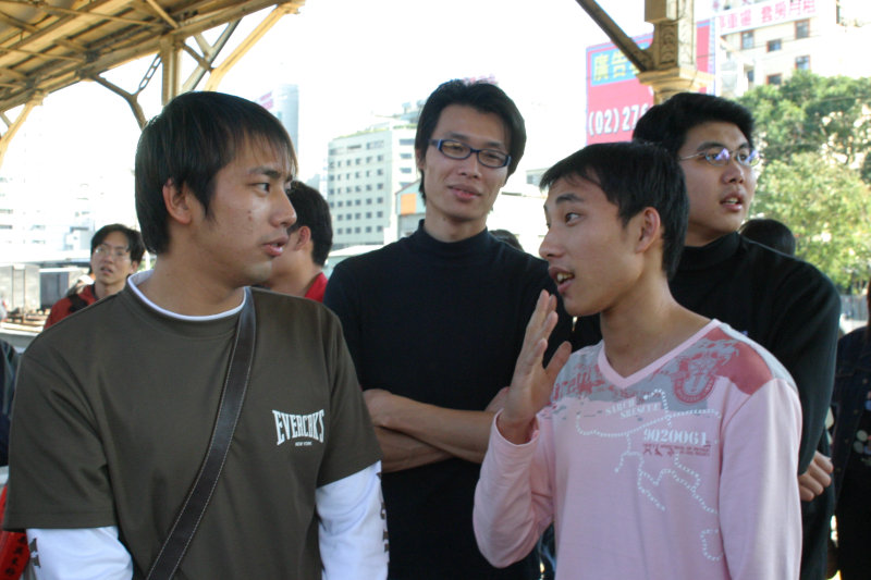 月台交談的旅客2006台中火車站台灣鐵路旅遊攝影