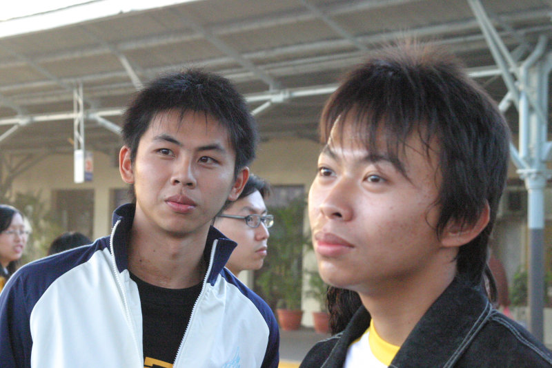 月台交談的旅客2006台中火車站台灣鐵路旅遊攝影