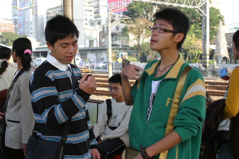 月台交談的旅客2006台中火車站台灣鐵路旅遊攝影