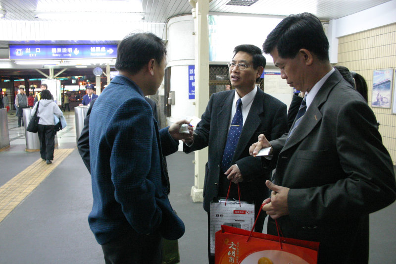 月台交談的旅客2006台中火車站台灣鐵路旅遊攝影