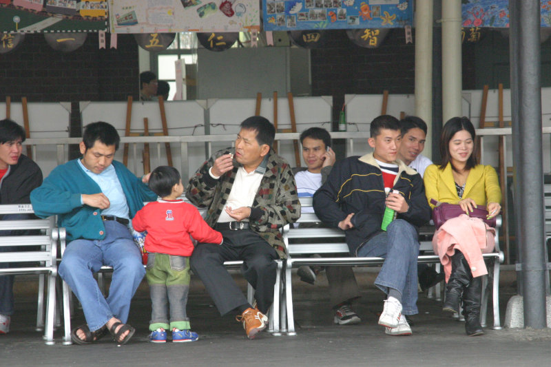 月台交談的旅客2006台中火車站台灣鐵路旅遊攝影