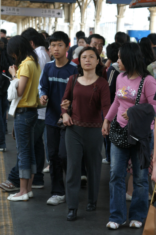 月台交談的旅客2006台中火車站台灣鐵路旅遊攝影