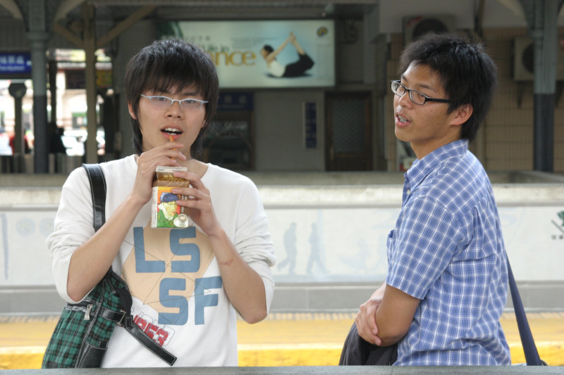 月台交談的旅客2006台中火車站台灣鐵路旅遊攝影
