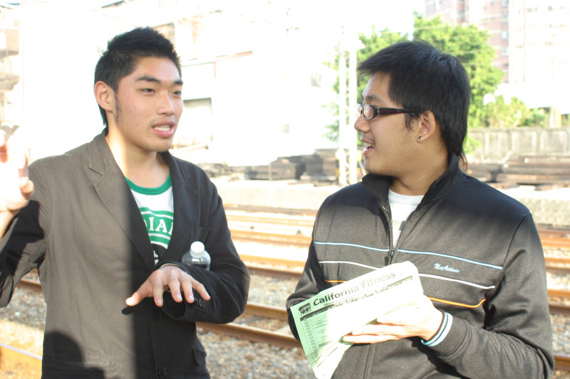 月台交談的旅客2006台中火車站台灣鐵路旅遊攝影