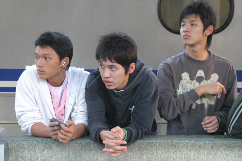 月台交談的旅客2006台中火車站台灣鐵路旅遊攝影