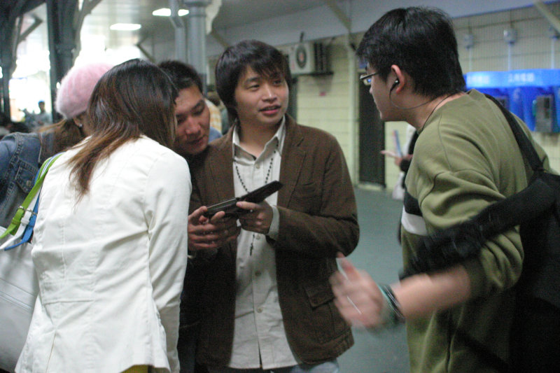 月台交談的旅客2006台中火車站台灣鐵路旅遊攝影