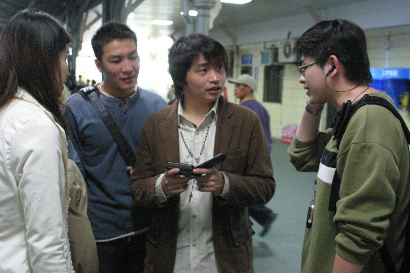 月台交談的旅客2006台中火車站台灣鐵路旅遊攝影