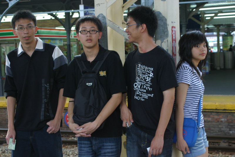 月台交談的旅客2006台中火車站台灣鐵路旅遊攝影