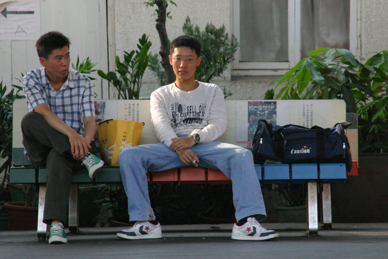 月台交談的旅客2006台中火車站台灣鐵路旅遊攝影