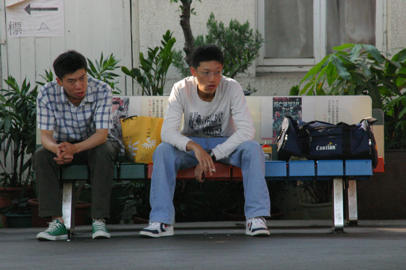 月台交談的旅客2006台中火車站台灣鐵路旅遊攝影