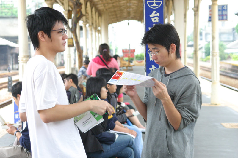 月台交談的旅客2006台中火車站台灣鐵路旅遊攝影