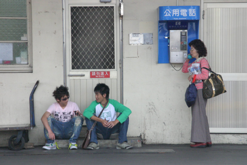 月台交談的旅客2006台中火車站台灣鐵路旅遊攝影