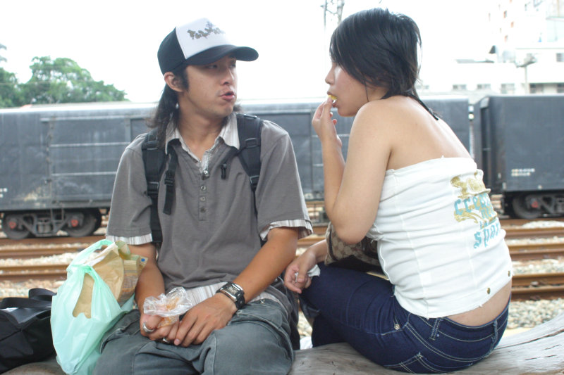 月台交談的旅客2006台中火車站台灣鐵路旅遊攝影