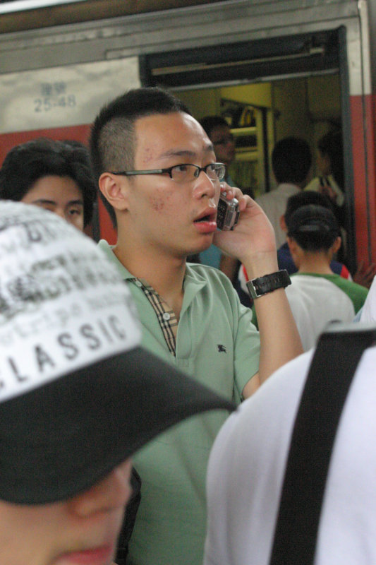 月台交談的旅客2006台中火車站台灣鐵路旅遊攝影