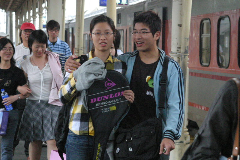 月台交談的旅客2006台中火車站台灣鐵路旅遊攝影