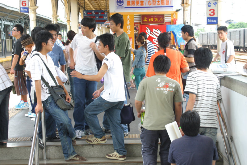 月台交談的旅客2006台中火車站台灣鐵路旅遊攝影