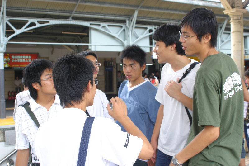 月台交談的旅客2006台中火車站台灣鐵路旅遊攝影