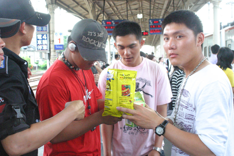 月台交談的旅客2006台中火車站台灣鐵路旅遊攝影