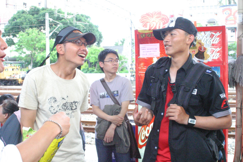 月台交談的旅客2006台中火車站台灣鐵路旅遊攝影