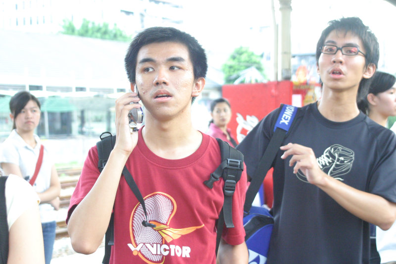 月台交談的旅客2006台中火車站台灣鐵路旅遊攝影