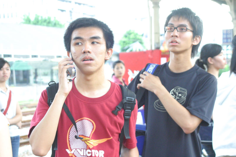 月台交談的旅客2006台中火車站台灣鐵路旅遊攝影