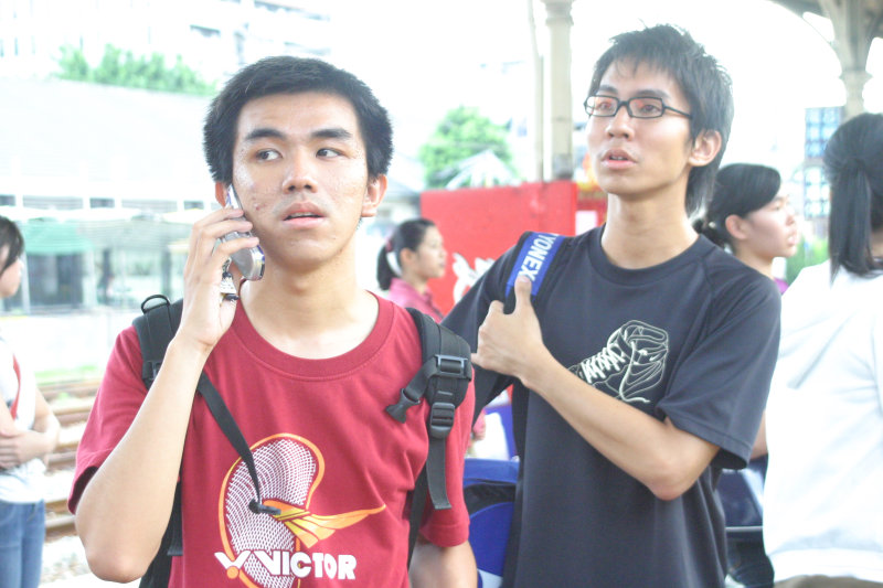 月台交談的旅客2006台中火車站台灣鐵路旅遊攝影