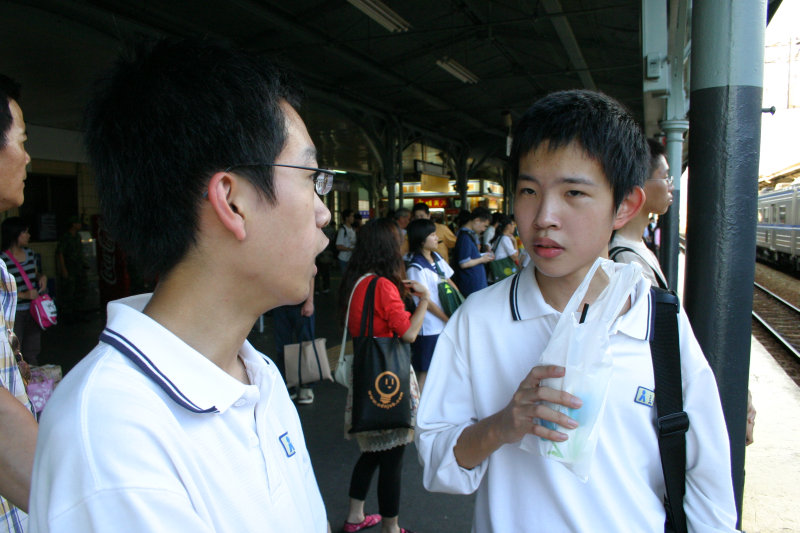 月台交談的旅客2006台中火車站台灣鐵路旅遊攝影
