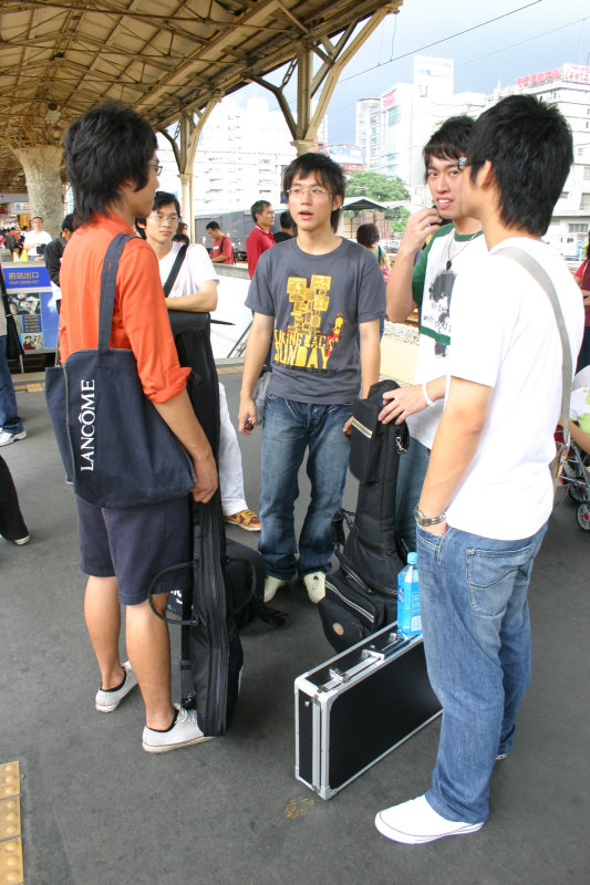 月台交談的旅客2006台中火車站台灣鐵路旅遊攝影