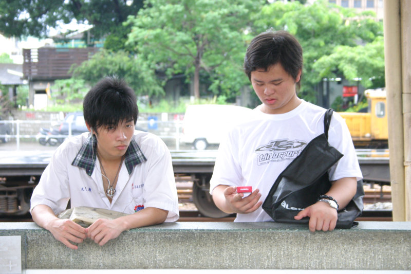 月台交談的旅客2006台中火車站台灣鐵路旅遊攝影