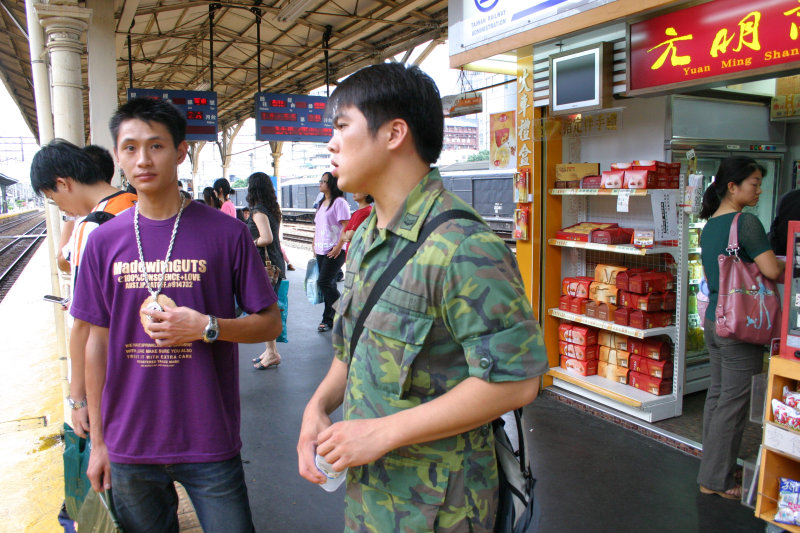 月台交談的旅客2006台中火車站台灣鐵路旅遊攝影