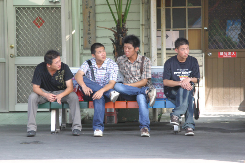 月台交談的旅客2006台中火車站台灣鐵路旅遊攝影