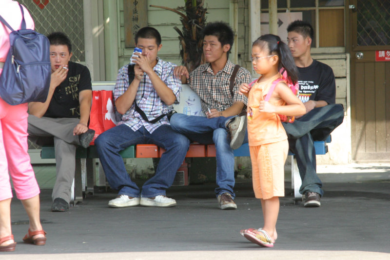 月台交談的旅客2006台中火車站台灣鐵路旅遊攝影