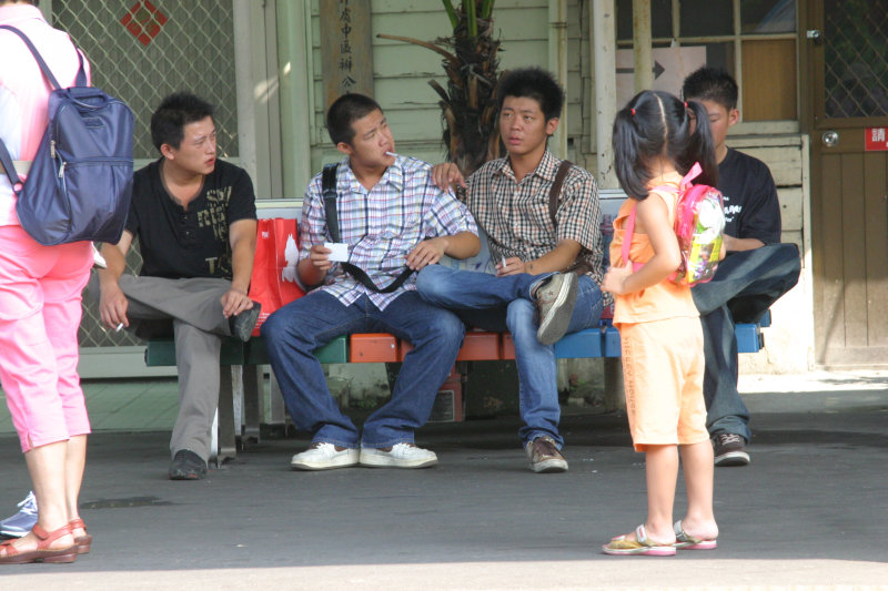 月台交談的旅客2006台中火車站台灣鐵路旅遊攝影