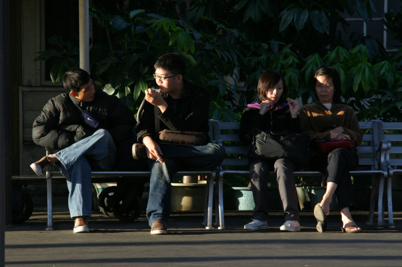 月台交談的旅客2006台中火車站台灣鐵路旅遊攝影