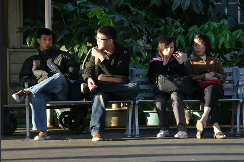 月台交談的旅客2006台中火車站台灣鐵路旅遊攝影