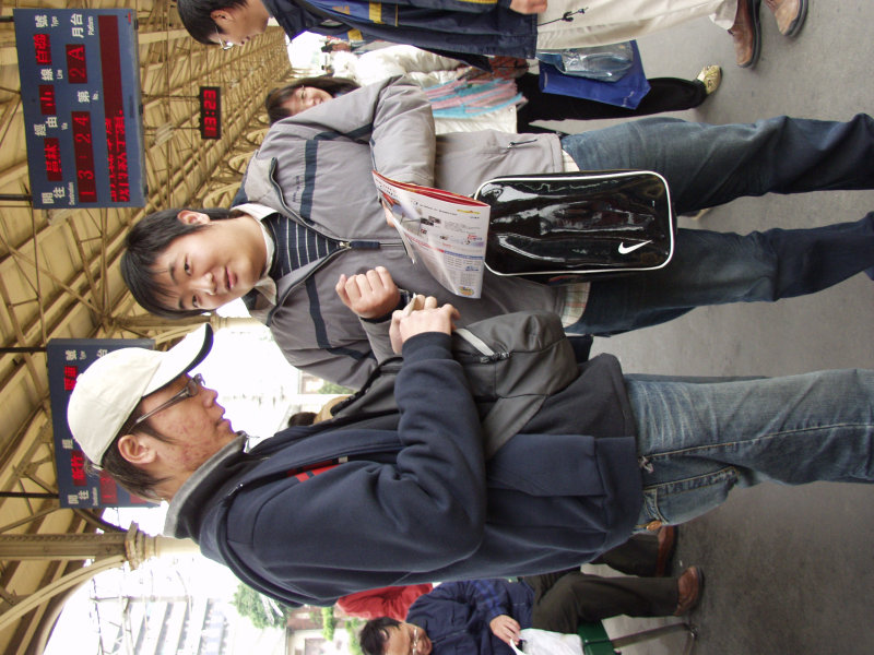 月台交談的旅客2006台中火車站台灣鐵路旅遊攝影