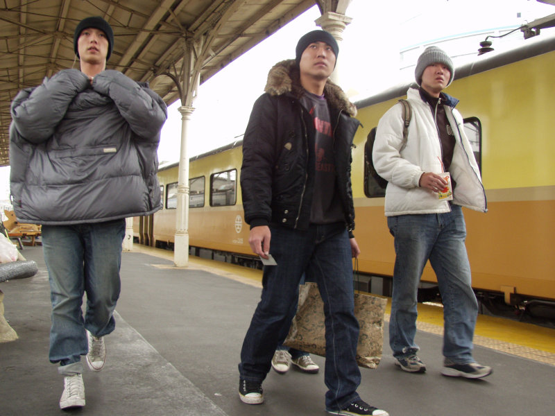 月台交談的旅客2006台中火車站台灣鐵路旅遊攝影