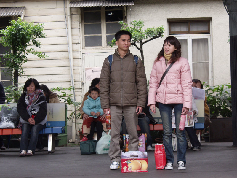 月台交談的旅客2006台中火車站台灣鐵路旅遊攝影