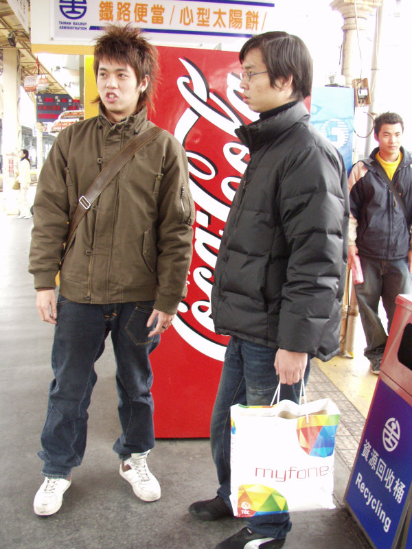 月台交談的旅客2006台中火車站台灣鐵路旅遊攝影