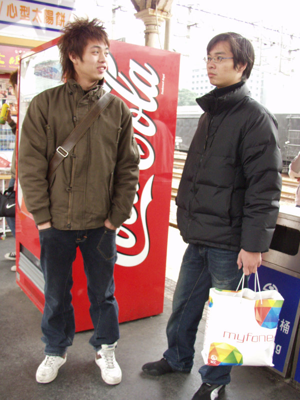 月台交談的旅客2006台中火車站台灣鐵路旅遊攝影